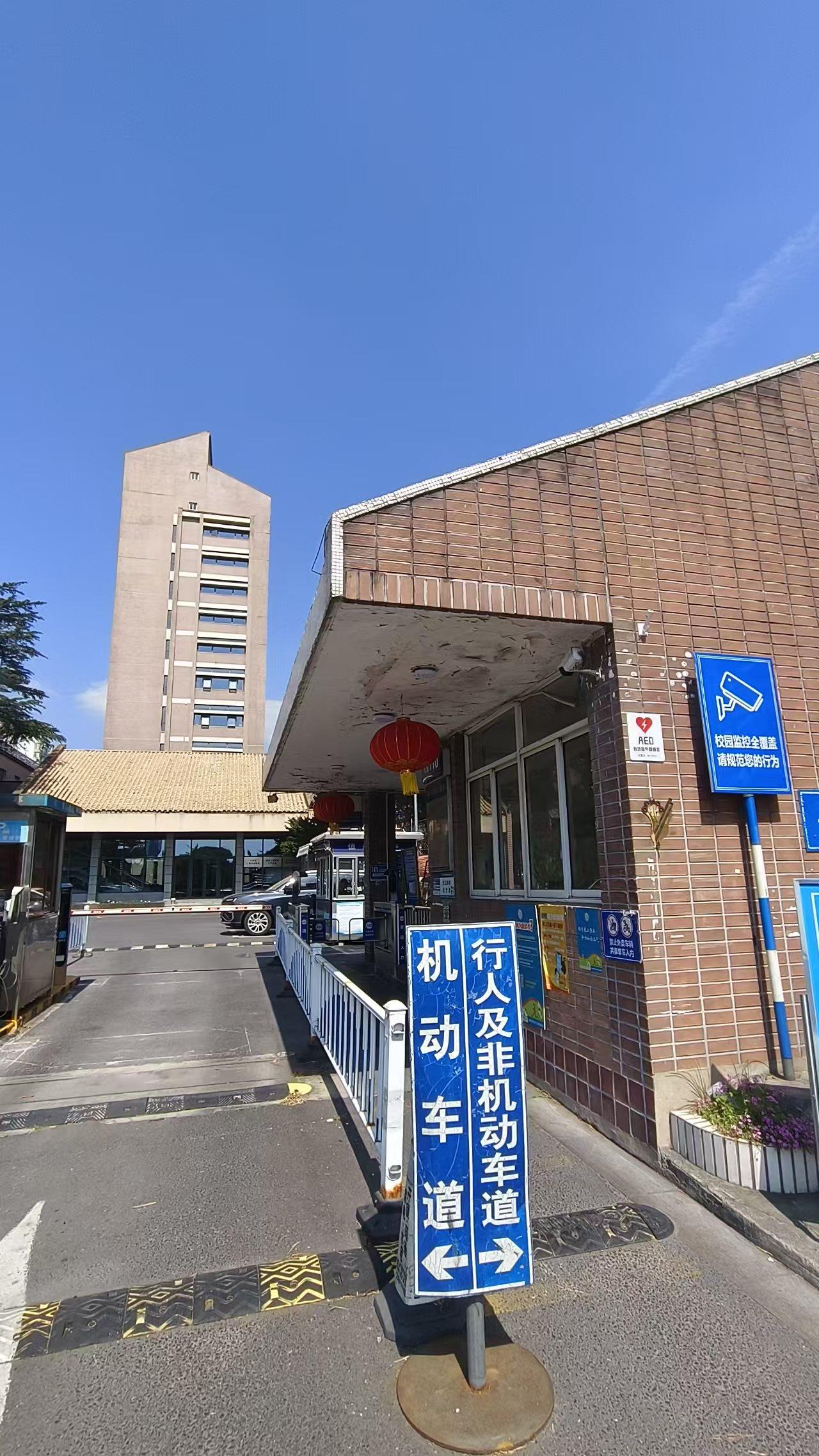 《你是否还记得，南京玄武湖畔，那座曾经的“人口摇篮”》在南京龙蟠路上