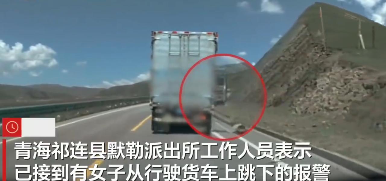 “这就是在作死！”青海，一段行车记录仪拍下惊险一幕：一辆行驶中的货车副驾驶车门突