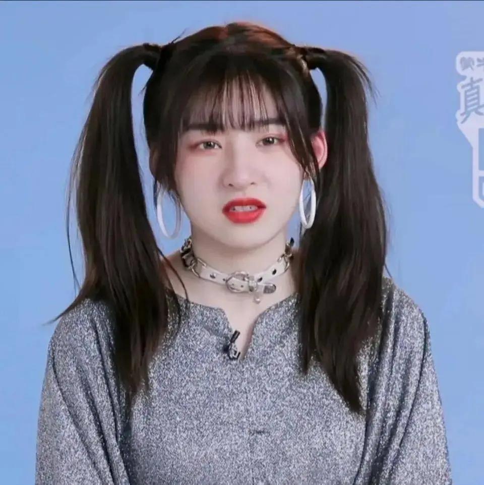 黄一鸣说，为什么明知道王思聪不会娶自己，还可以给他生孩子。其实黄一鸣挺聪明的，她