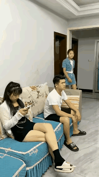 姐夫不想那么早睡觉，谁知道小姨子也太强势了吧，只用两脚就将姐夫乖乖地踢回了房间[