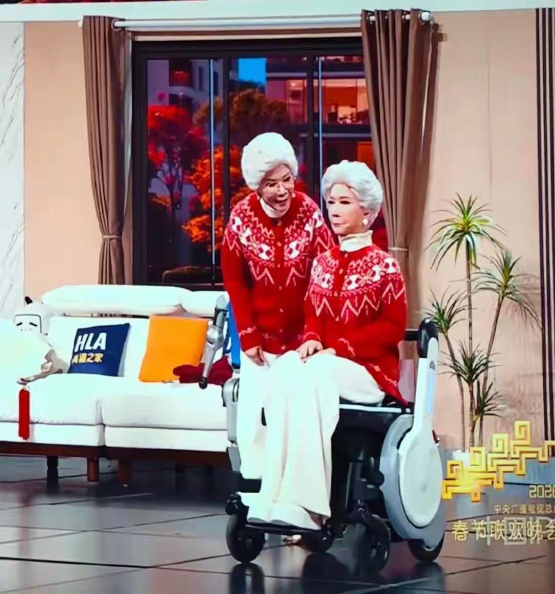 春晚机器人登上热搜！蔡明推着机器人来了，蔡明还是那个蔡明，机器人不是那机器人了