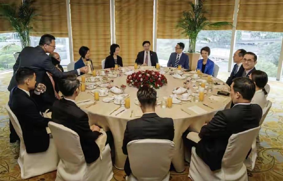 香港顶级商圈罕见同框！新加坡总理早餐会，何超琼李泽楷稳居C位新加坡