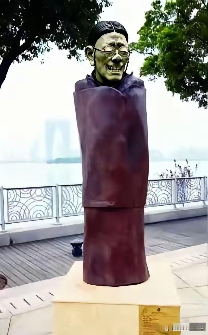 这届网友真是太有才了，连“女版”雕塑都给整出来了，看来田教授的“审美”算是彻底火