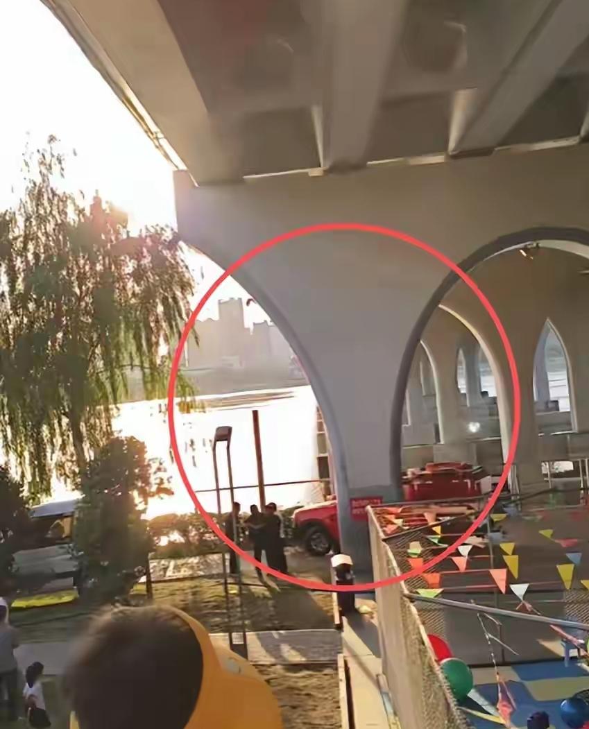 “下周一就见不到我了。”据说这是13岁的谢锦萱在失联前留给同学的一句话。同学以为
