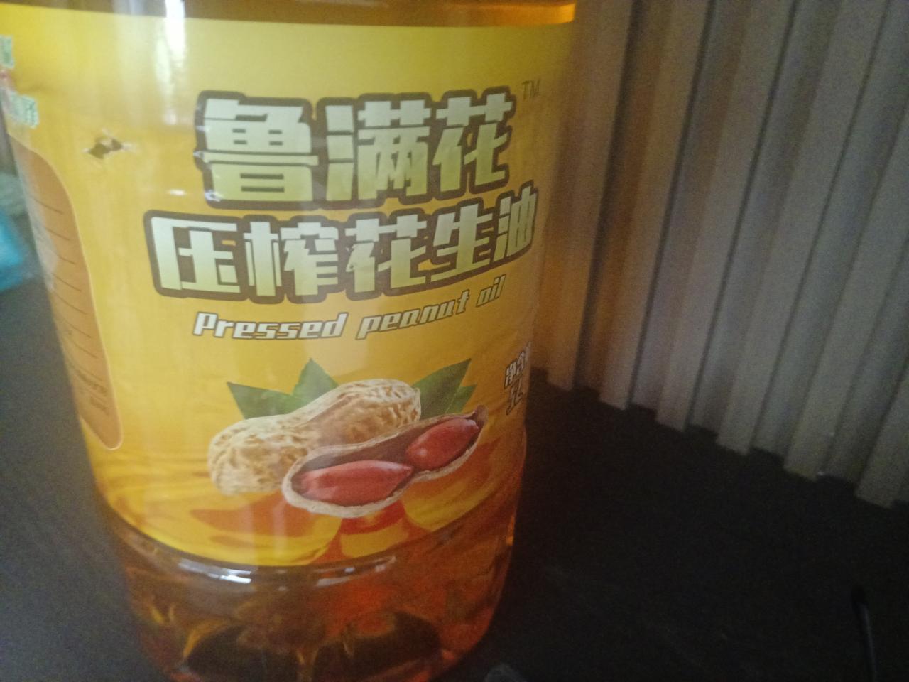 中秋节的时候，侄子侄媳妇两口子来串门，带来了一桶油，当时看了一眼像是鲁花。今