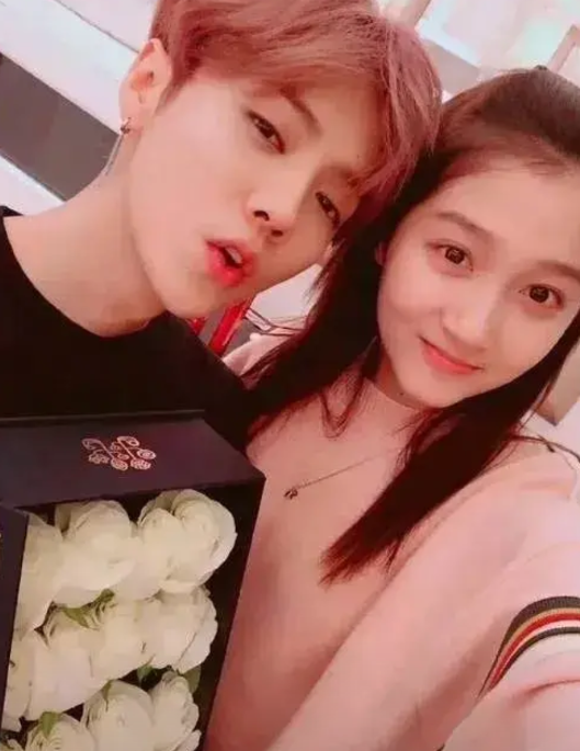 关晓彤如今可谓是哑巴吃黄连。关晓彤被分手传闻搞得憋闷至极，如同内伤一般！明明