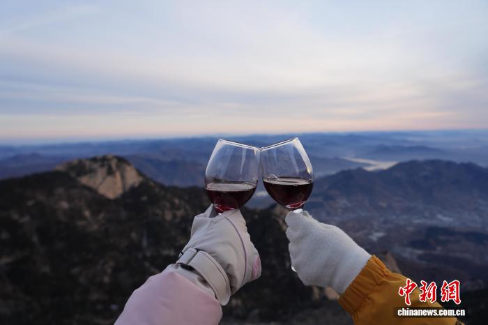 夜爬泰山, “Z世代”山巅“爱你老己”式跨年