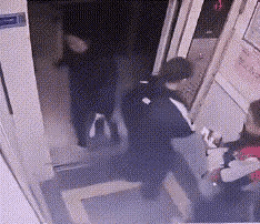 坐电梯遇上占着门等人的人，真的太让人闹心了！两名女子先后走进电梯，后进来的大妈一
