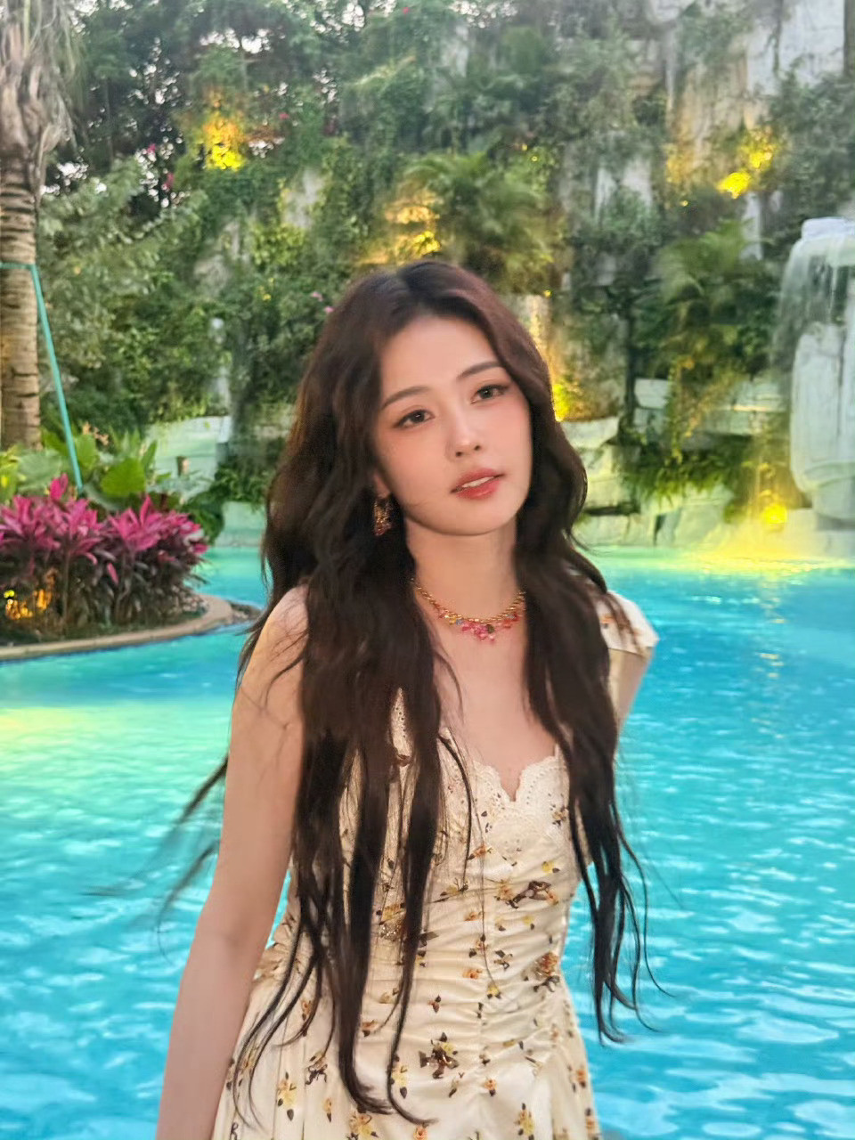 白鹿提前感受夏天谁还没被白鹿的小裙子狠狠美到！