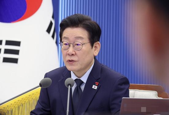 李在明回国后，立即展现铁腕手段。他将反对党的“毒舌议员”金美娜移交检方，理由是后