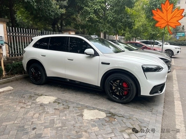 好家伙，问界M6无伪装实拍图，如此高清，看样子这是台黑曜套件版本，黑色轮毂搭