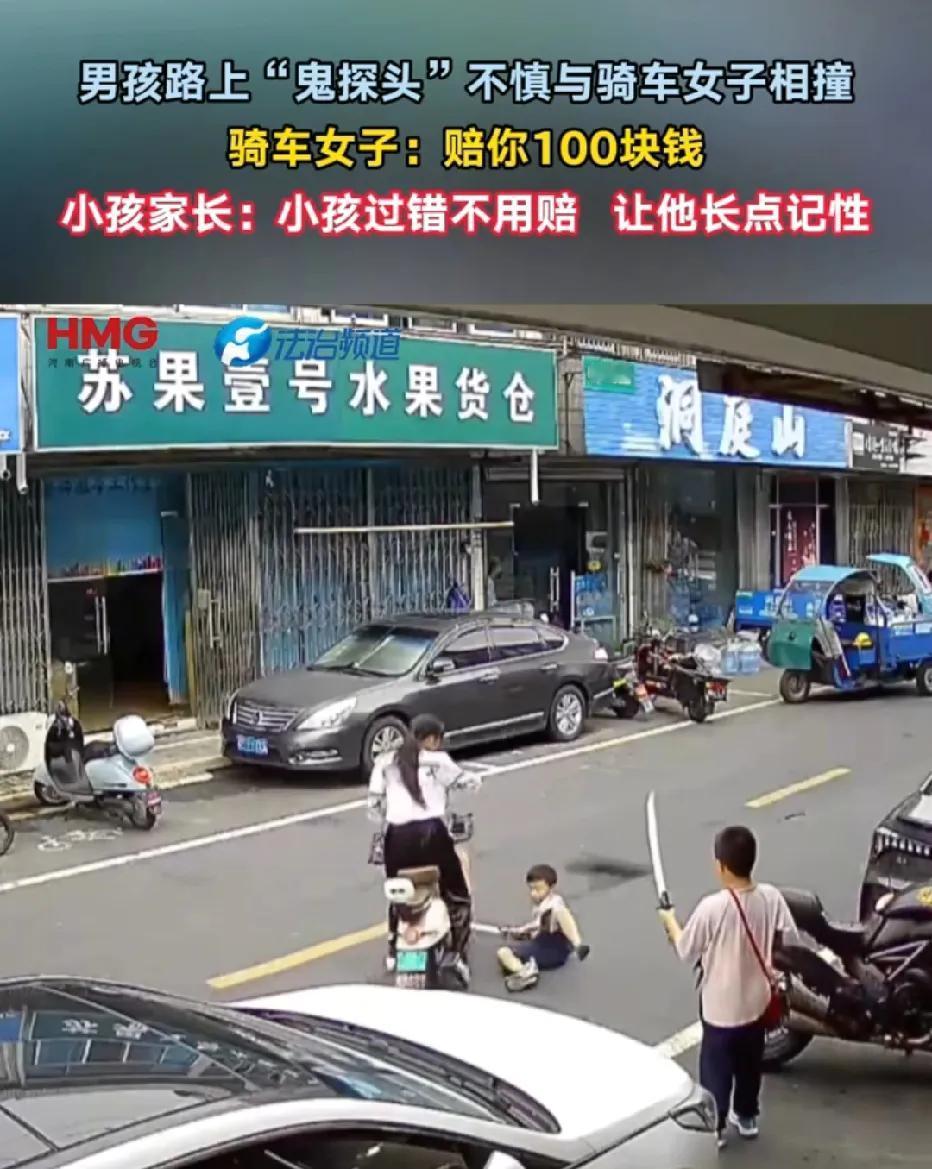 江苏苏州，女子骑电动车正常行驶时，两名孩子突然从路边冲出，女子避让不及不慎将其中