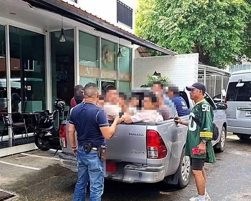 中国人在泰国非法打工被抓了这群中国人在泰国搞事情，声音巨
