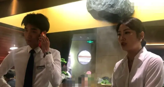 进别人店不点餐，干坐53分钟，店门外还排着长队，服务员上来问了好几次，你们等的人