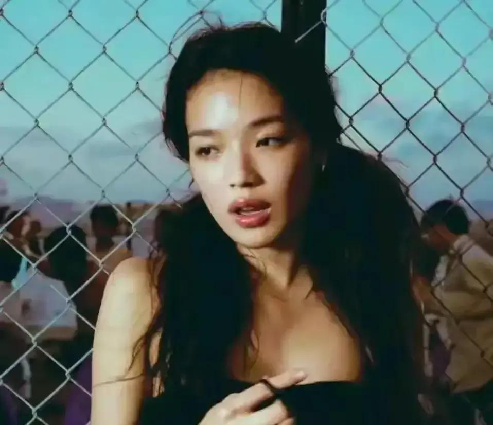 1996到2024，香港三级片从年产40部跌到零，审查收紧、算法把情色标签直接拉