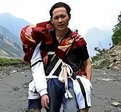 2008年汶川地震中，一位父亲背着自己高大的儿子，徒步25公里坚持要带儿子回家。
