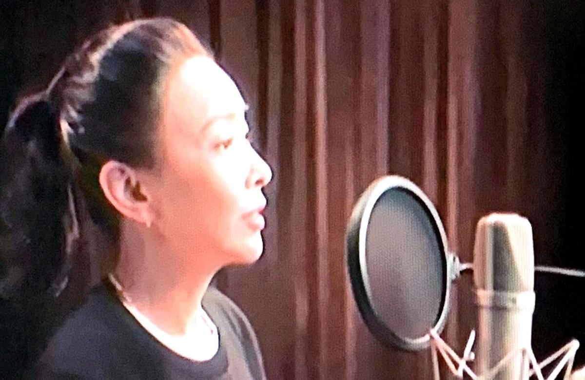 她戏服下藏着化疗管，止痛泵揣在兜里，镜头一转，笑得比谁都灿烂。你以为看到的是创