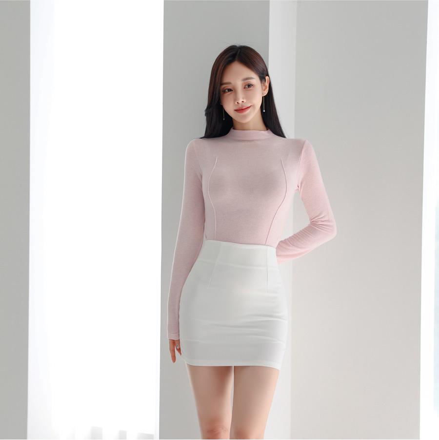 粉色高领上衣搭配白色短裙，这组合简直是优雅气质穿搭的典范！秋天穿它，温柔感直接