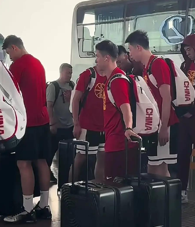 中国男篮抵达北京，继续补强！回到北京后，中国男篮大概率要开一个会，然后会继续集训