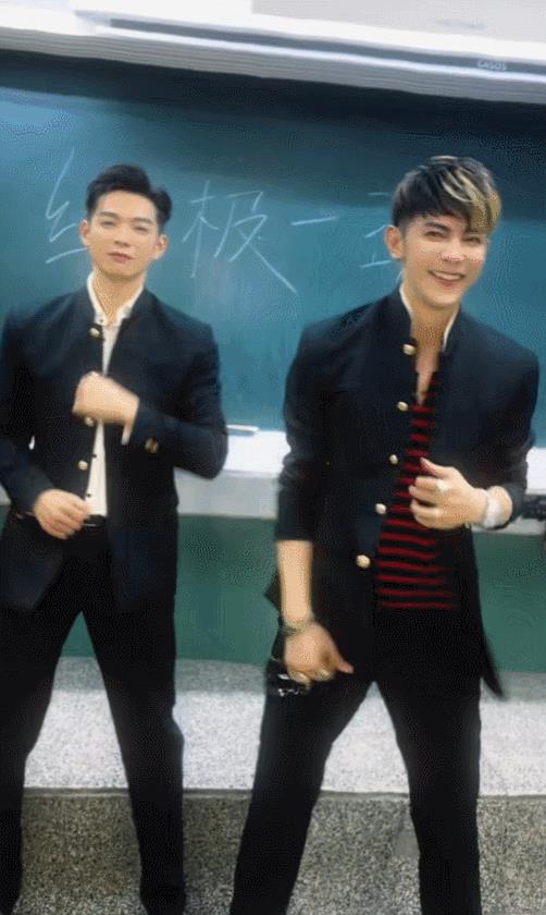 汪东城和辰亦儒同框跳舞，后面的黑板上写着“终极一班”四个大字，网友们纷纷感慨“爷