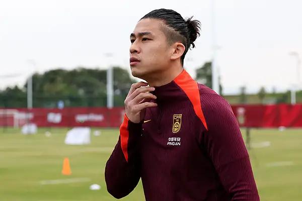 别看邵佳一整出4个国足队长，但把4人拉出来溜一溜，真正的队长只有张玉宁一个。