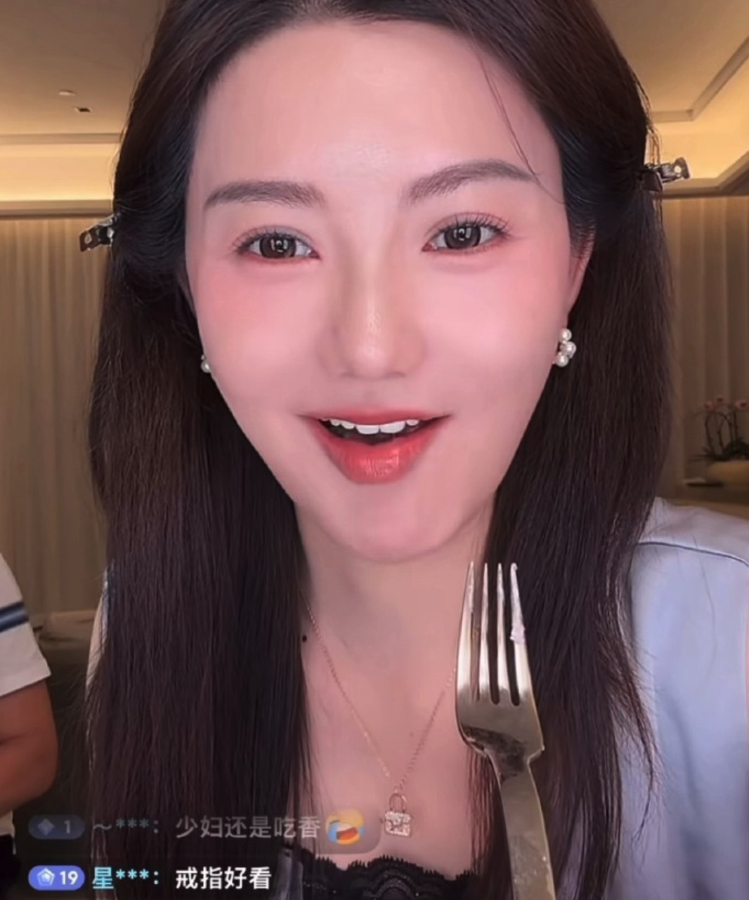 猴哥说车前妻自曝曾被男明星搭讪当初猴哥结完婚一年左右，就突然不回家，各种出差逃