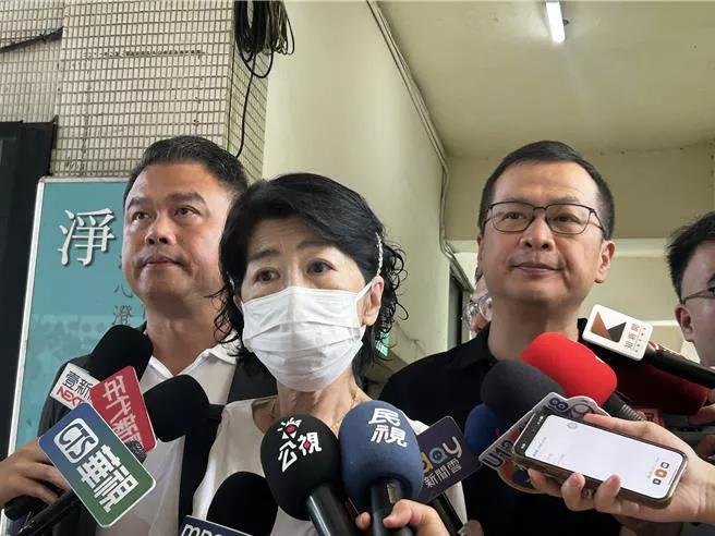 前民众党主席柯文哲往年都与其妻子陈佩琪一同投票，现柯文哲遭羁押，陈佩琪26日由蓝