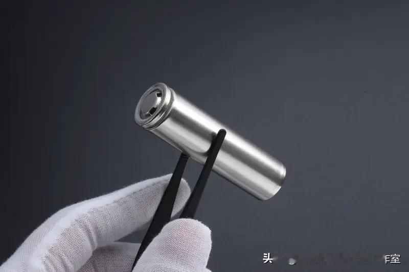 有人说：特斯拉4680干法电池颠覆了整个锂电池行业？我来戳破这个神话。我上个