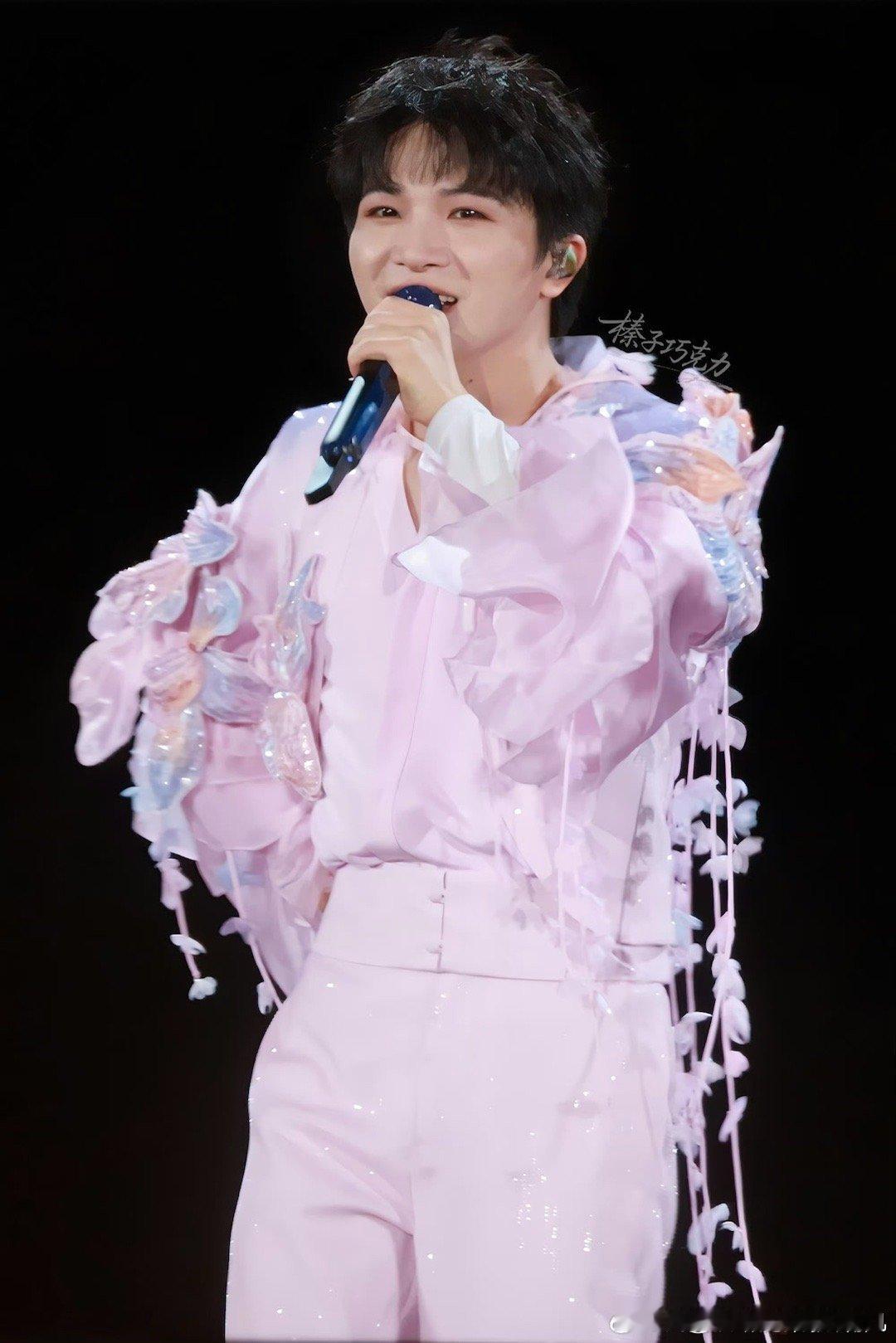 周深聊给自己贴标签从歌声到思想，周深始终在给我们带来惊喜。关于标签的讨论让我们