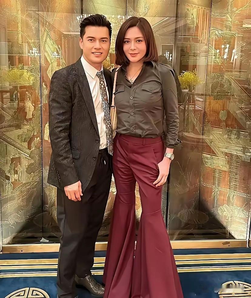 太震撼了，两位香港巨星加起来都有130岁了，然而他们看上去却很年轻的。吕良伟