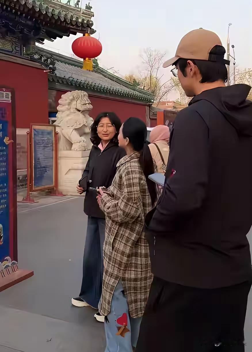 疑似怀孕的金莎，带着婆婆逛北京。如果这样真是太好了，管他小鲜肉靠不靠得住，这个年