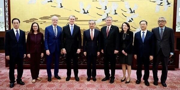 先把事实说清楚，再讲结论：美国访华不是来“直接借钱”，而是求中国继续买美债、托住