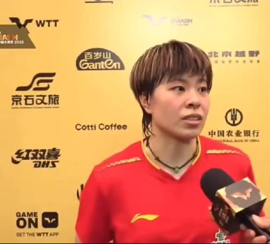 王艺迪采访笑不活了！3-0赢桥本后直言“弄不死”，这直爽劲儿太可爱谁还没被