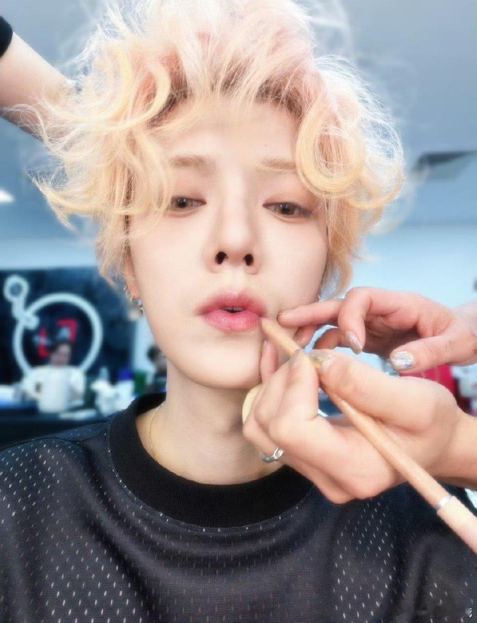 鹿晗先给哪个小猫吃鹿晗和小猫都太萌啦！都给它们吃！鹿晗和小猫我都笑纳了～