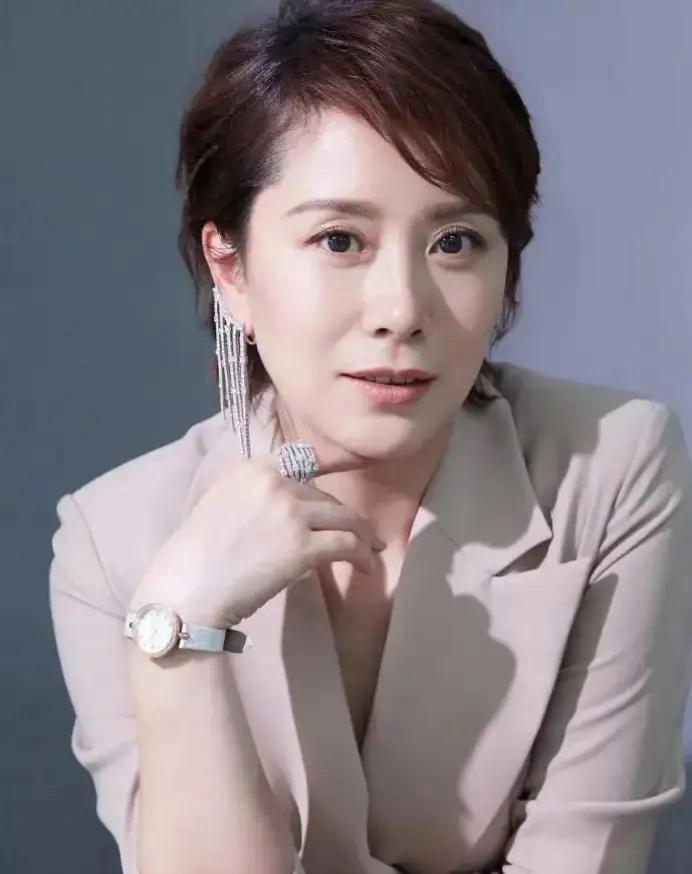 拍《蜗居》时，导演邀请海清出演海萍。海清一口回绝，还挑三拣四地提要求。她