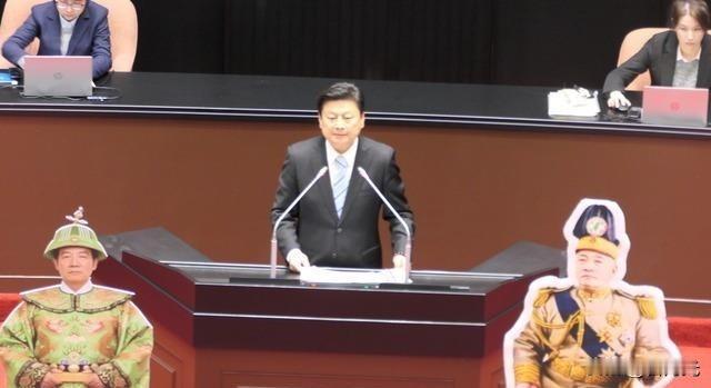 立法院的“最佳出席者”：一个不会缺席的纸板人，面对质询者的声讨，静静地“听”