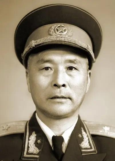 1936年，一位老大娘上山采野果，突然发现一大群苍蝇，在草丛上“嗡嗡嗡”盘旋，等