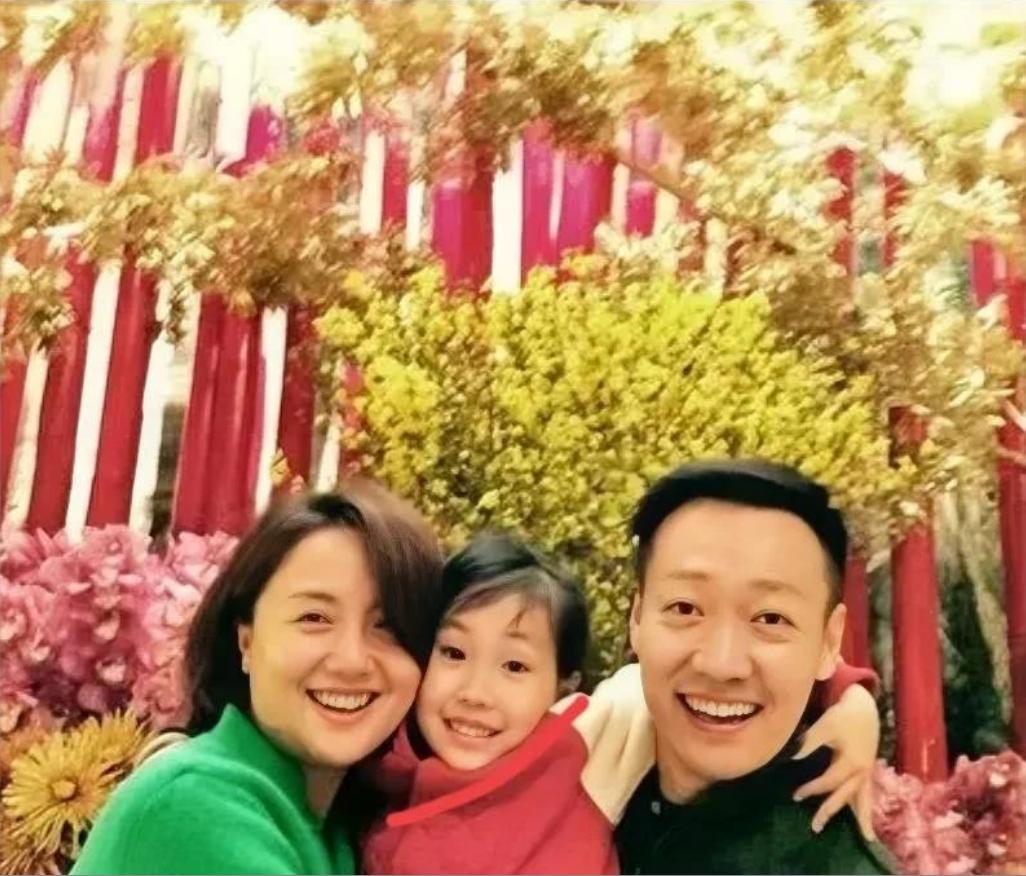 亲爱的妈妈，我永远爱您。童年时光里，我常常抗拒您设下的种种规矩，内心充满