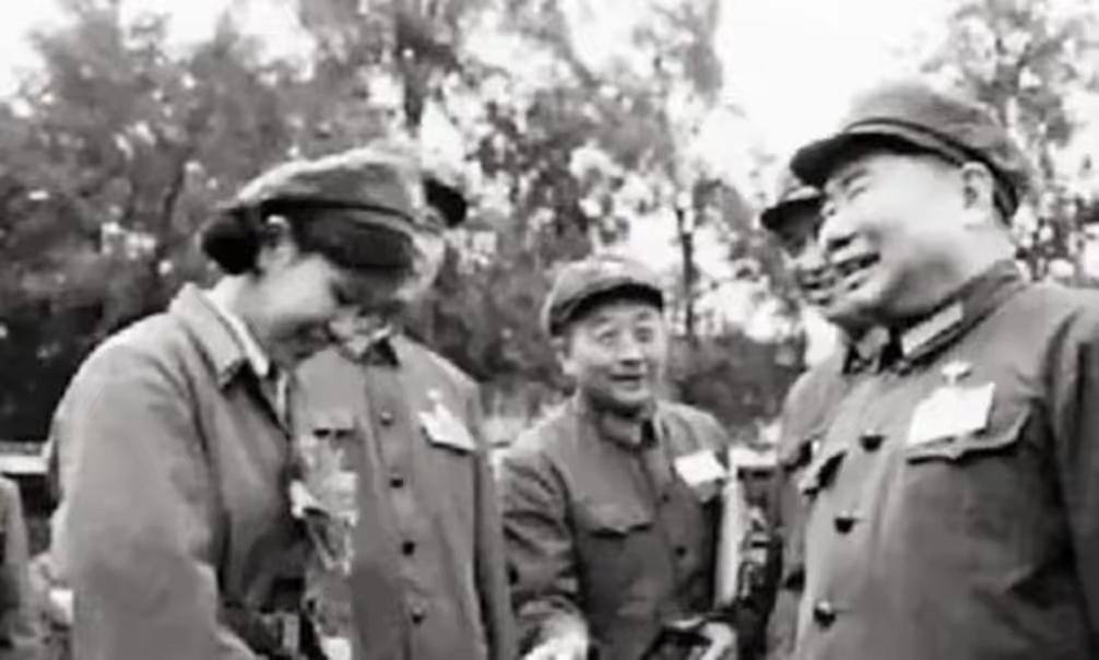 1984年，时任中国人民解放军总参谋长杨得志接见了从老山前线归来的英雄女卫生员钟