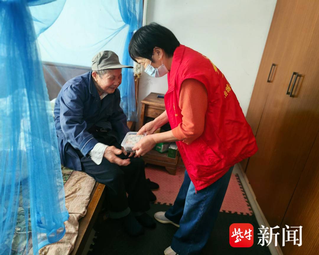 苏州市相城区元和街道朱巷社区志愿者开展重阳节走访