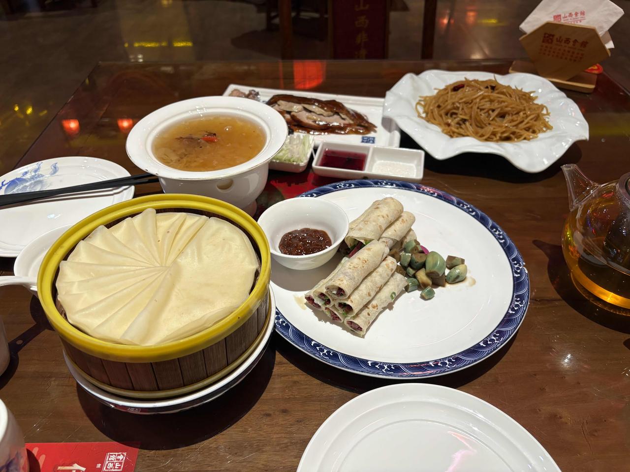太好吃啦，吃山西菜就来山西会馆今天菜单：山西烤鸭驴肉甩饼肖尖面土豆丝儿