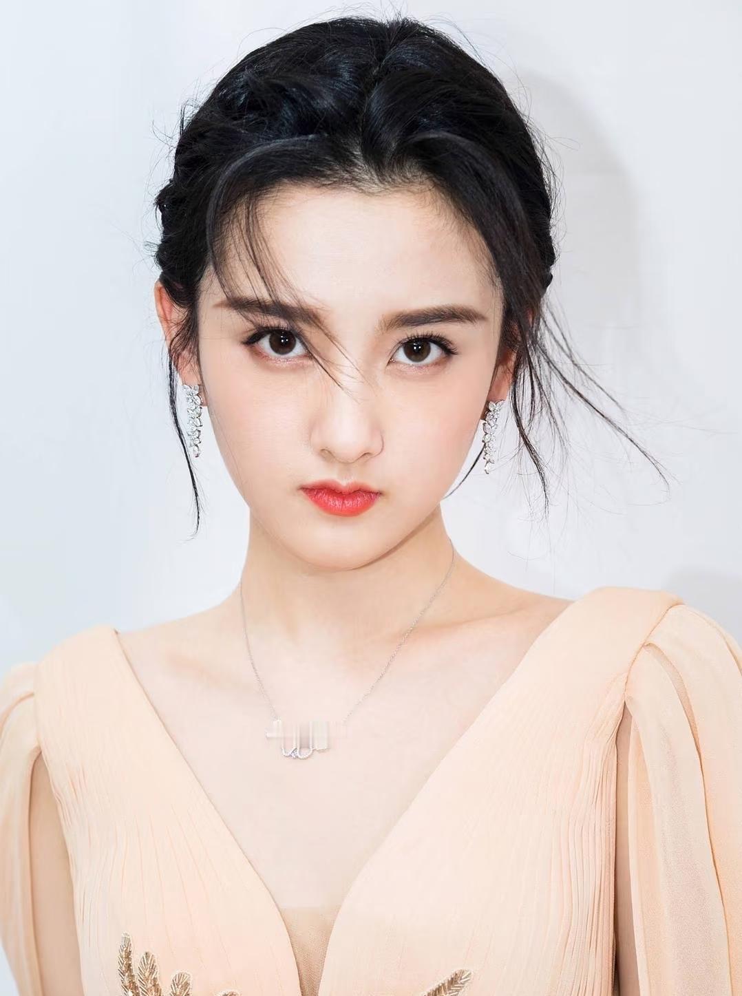 宋祖儿这波真是把一手好牌打得稀碎！快30岁的人，两年内两次栽在税务问题上，刚要复