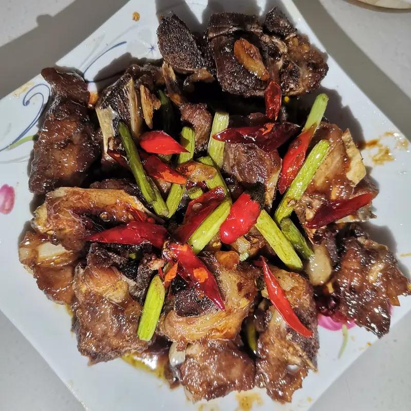 结婚三年，我老婆要“把我送走”上周末，我嫌老婆做饭太咸，随口说了一句：“你做