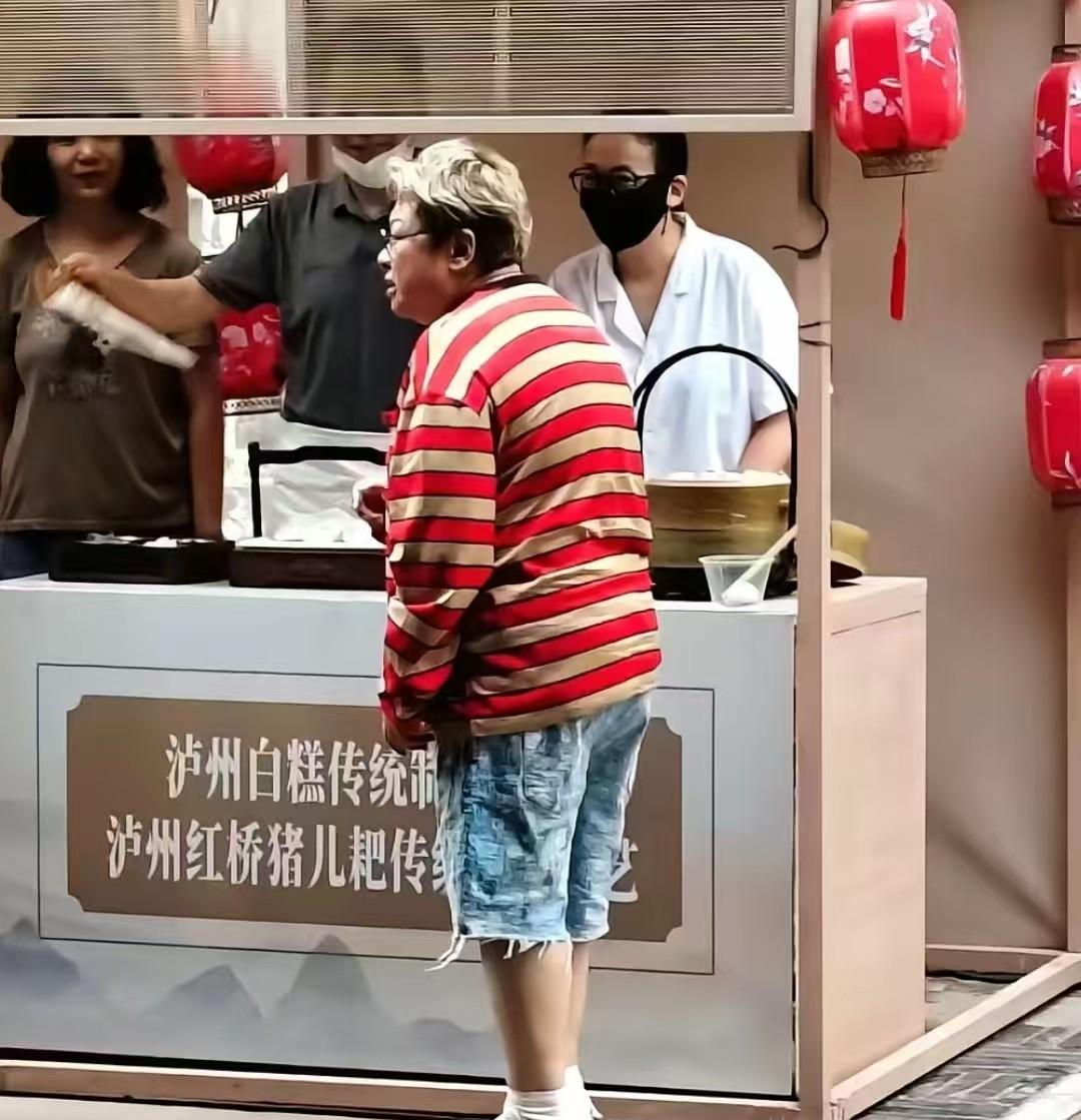 有句话是“人不可貌相”。看54岁的韩红这身打扮真是一言难尽，从头到脚，金黄色的头