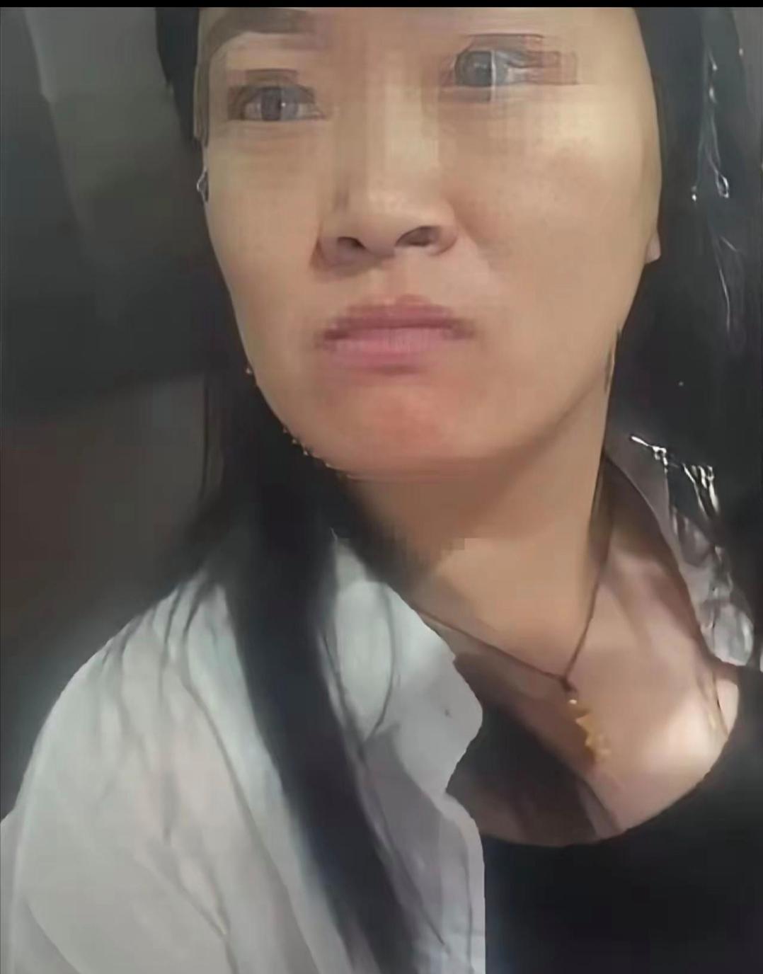 石家庄，外卖小哥赶着送餐，碰上大爷堵着电梯门还在轿厢抽烟，双方吵起来，大爷家里当