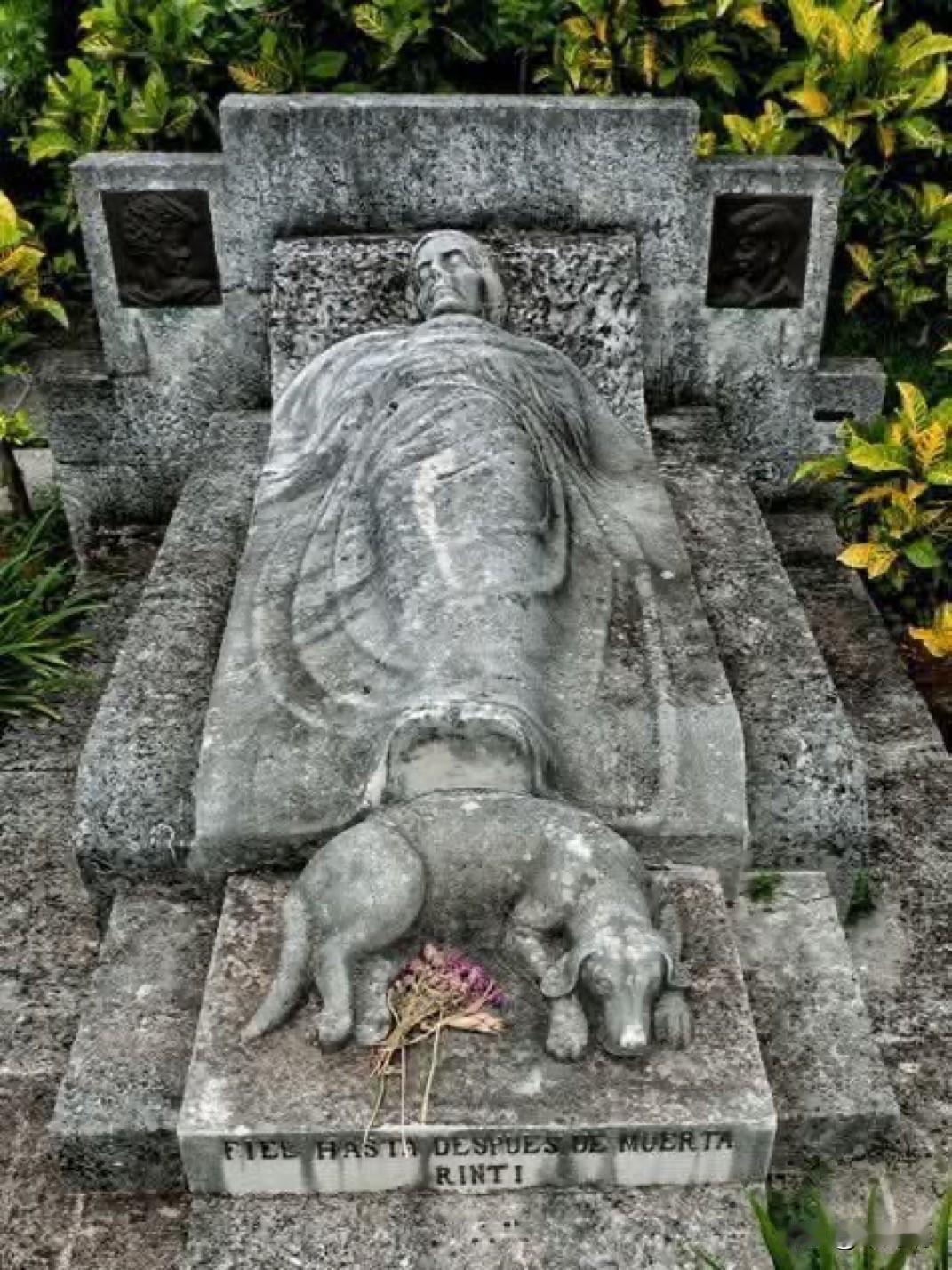 这就是被称为“忠诚之墓”（TumbadelaFidelidad）或“小狗之