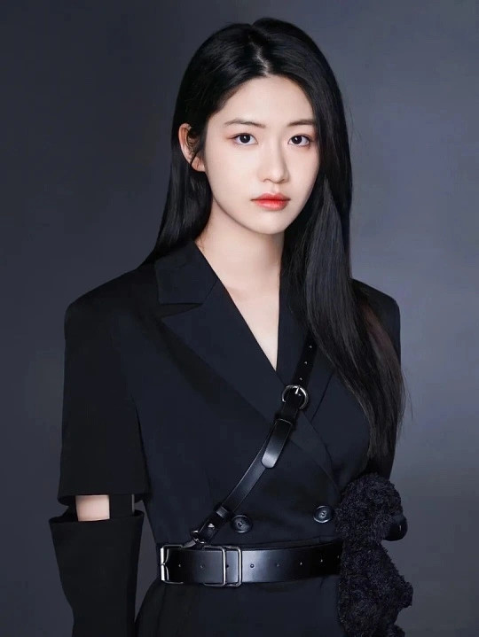 向涵之小龙女向涵之版小龙女简直是从金庸笔下走出的清冷仙姝！她自带的寡淡清透气质与