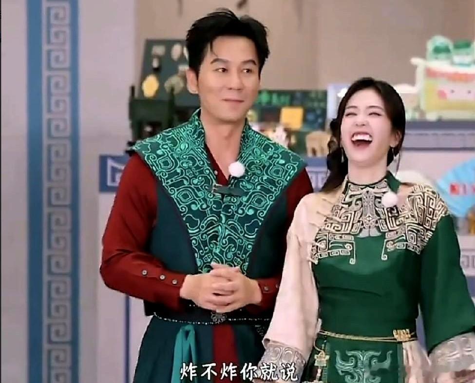 李晨摆了摆手，翻了个夸张的白眼，对着范丞丞和郑恺说：“让他们自己解读吧。”就这