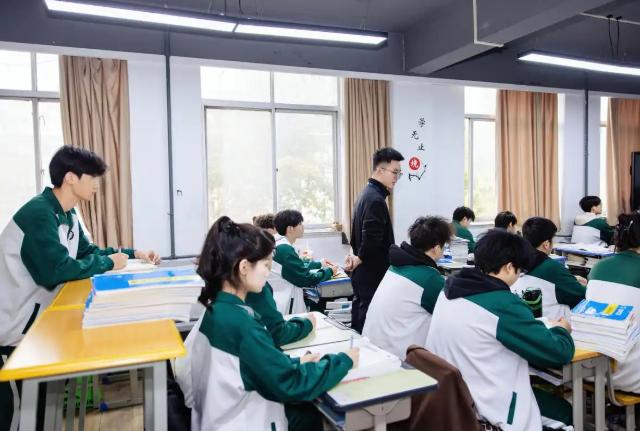 今年高考打击了谁？打击的是一些资本家！一直三令五申不允许补课，要给孩子减轻负担。