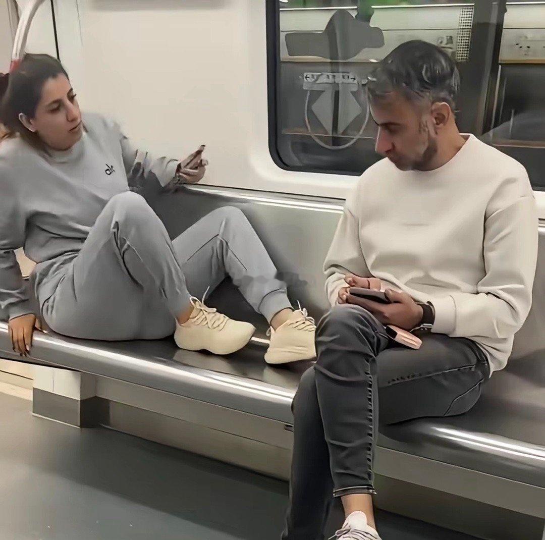 广州地铁，外国大妹子脚踩座椅公主躺悠哉悠哉，对面的乘客明知道这是不对的也不想惹是